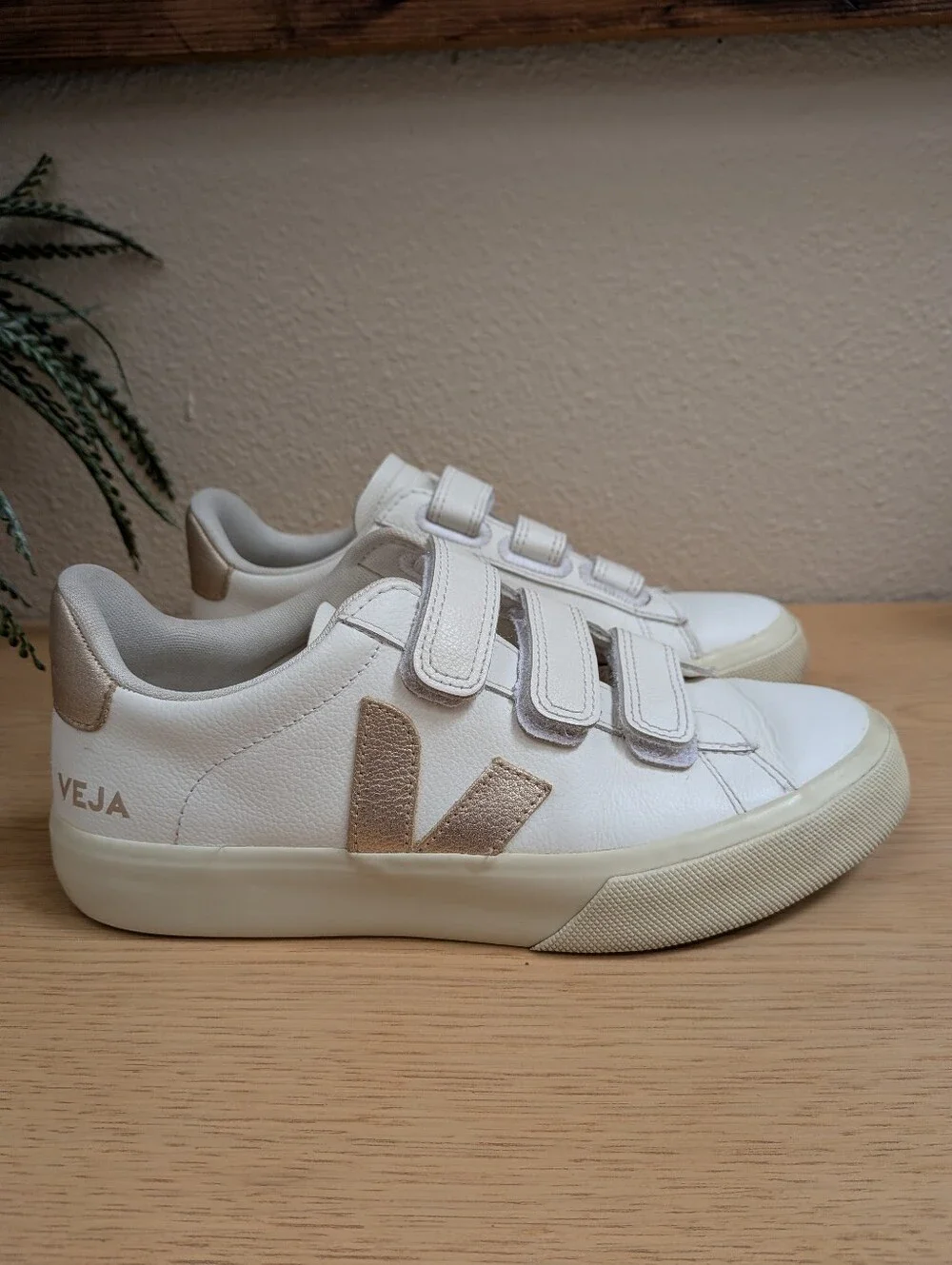 VEJA Extra White Platine Recife Logo Leather Rose Gold Sneakers Size 7